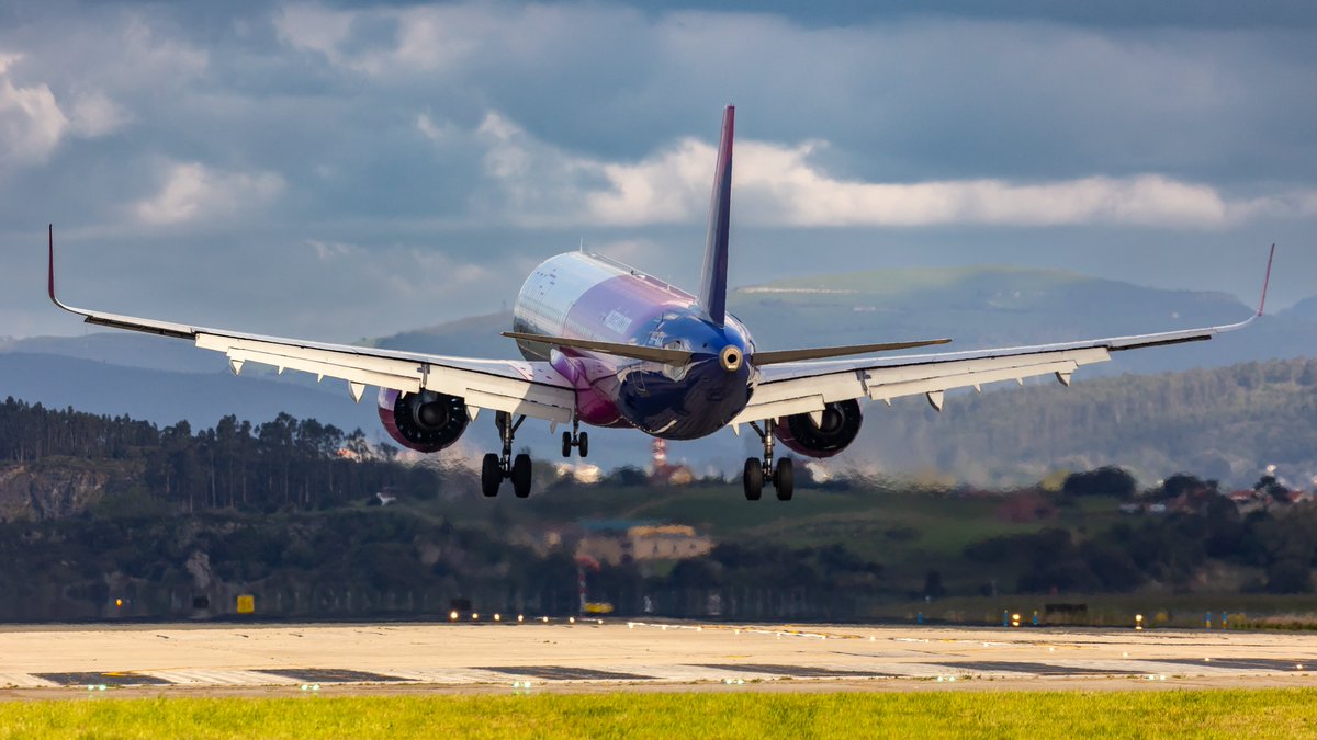 Pues efectivamente aterriza por la pista 11 de LEXJ Airbus A321neo de WizzAir