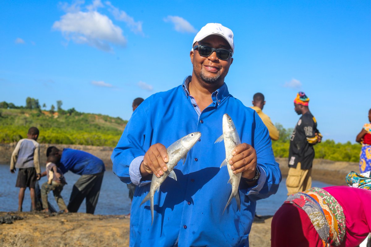 KilifiCountyGov's tweet photo. Mr. Herbert Tawa Mwachiro, the Chief Officer for Blue Economy, Mr. Patrick Kiara, the National Project Coordinator for KEMFSED, and Mr. Collins Ndoro, the KEMFSED Component 2 Lead, paid a visit to the group to witness this inaugural harvest. https://t.co/gnoUXwNeLy