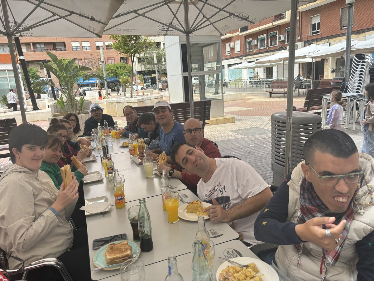 aprodisquart's tweet photo. Ocio mañanero por el paseo alameda, disfrutando del ambiente de la feria del libro 📚y de la feria de abril 💃🏻, después un gran almuerzo para reponer fuerzas 💪🏽☀️ #aprodis https://t.co/pytFE5Isq5
