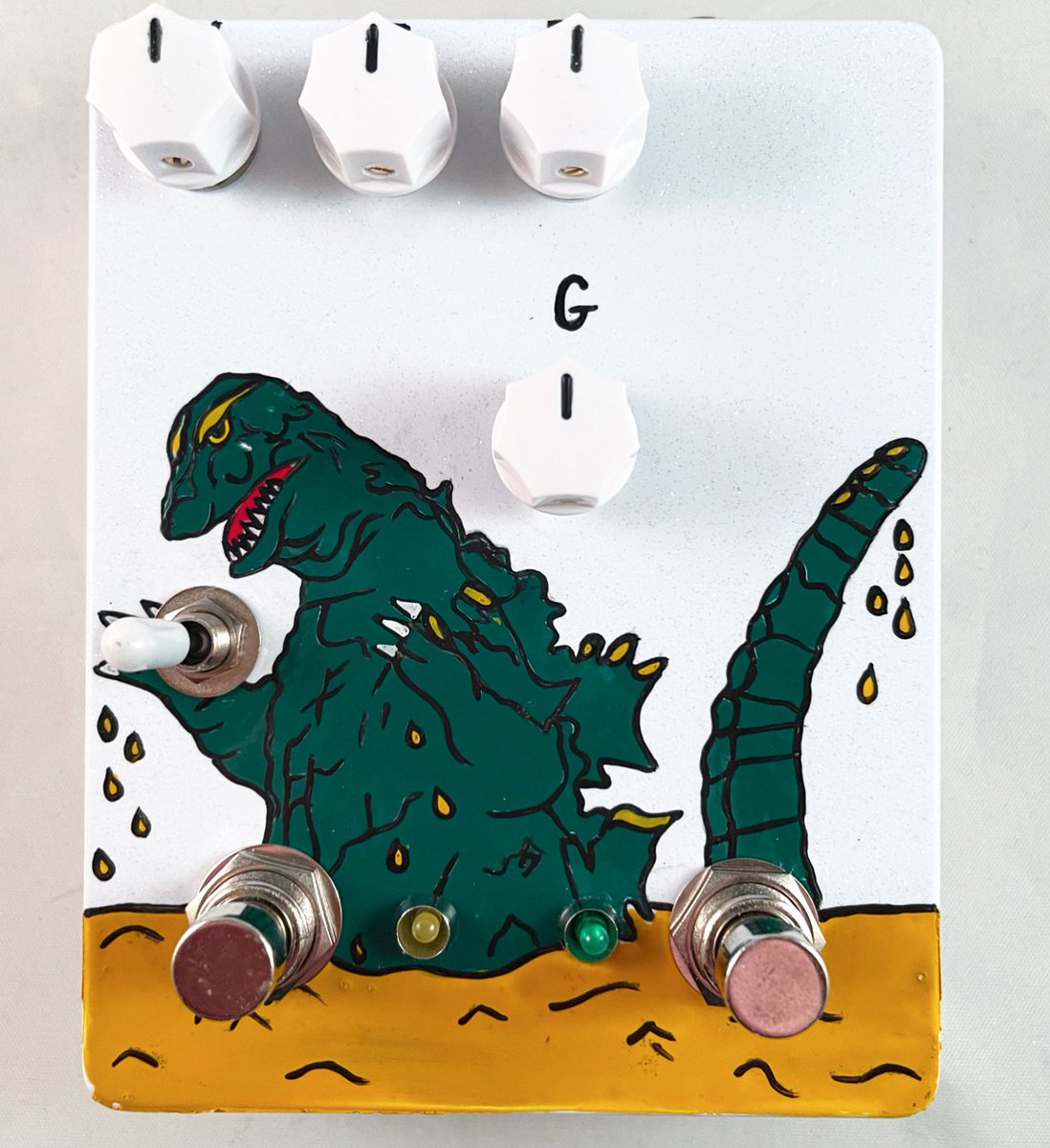 Customer-commissioned Godzilla art.
Li’l Fella overdrive/distortion + analog monophonic octave up.
Would you run from Godzilla or give his chubby tail a hug?
#fuzzrocious #fuzzrociouspedals #stompboxes #effectspedals #effectpedal #effectpedals #godzilla #gojira #kaiju