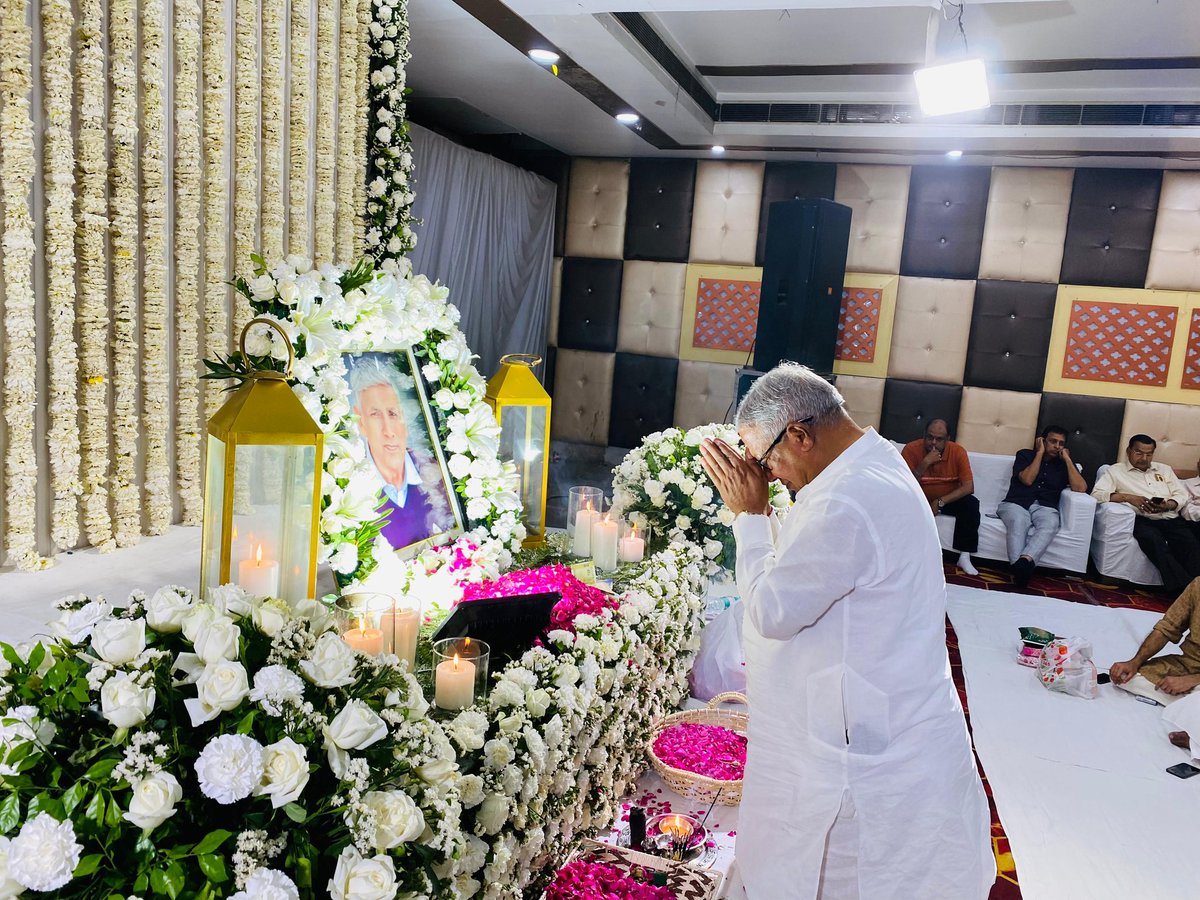 RAgrawal_offcl's tweet photo. आज #मेरठ के प्रमुख उद्यमी एवं समाजसेवी श्री तरुण गुप्ता के पूज्य पिताजी स्व. श्री दिनेश्वर दयाल गुप्ता जी अरिष्टि में सम्मिलित होकर दिवंगत आत्मा को श्रद्धांजलि अर्पित की। https://t.co/wpgkeUYaJv