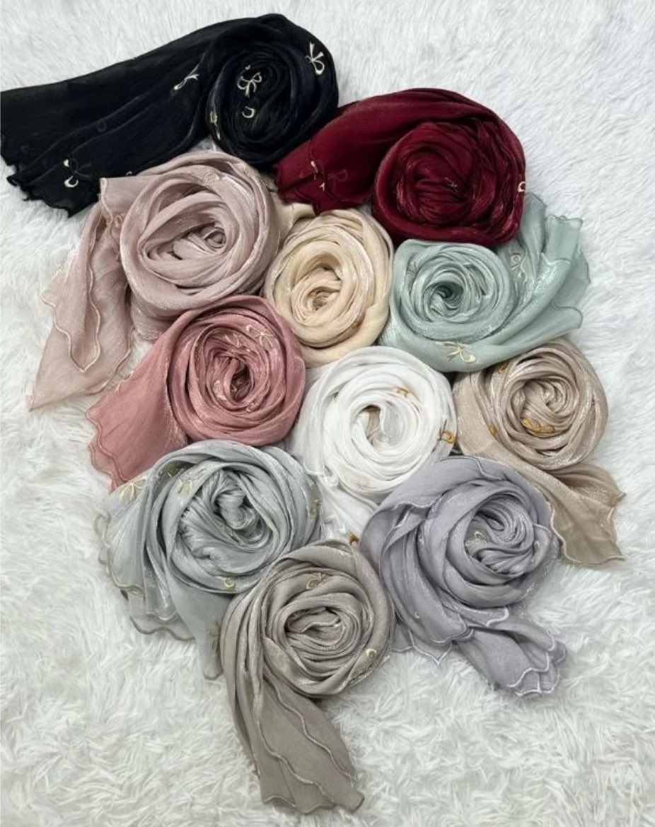 omg i jumpa shimmer shawl with coquette sulam comelss gilaa !! 🪞🎀
