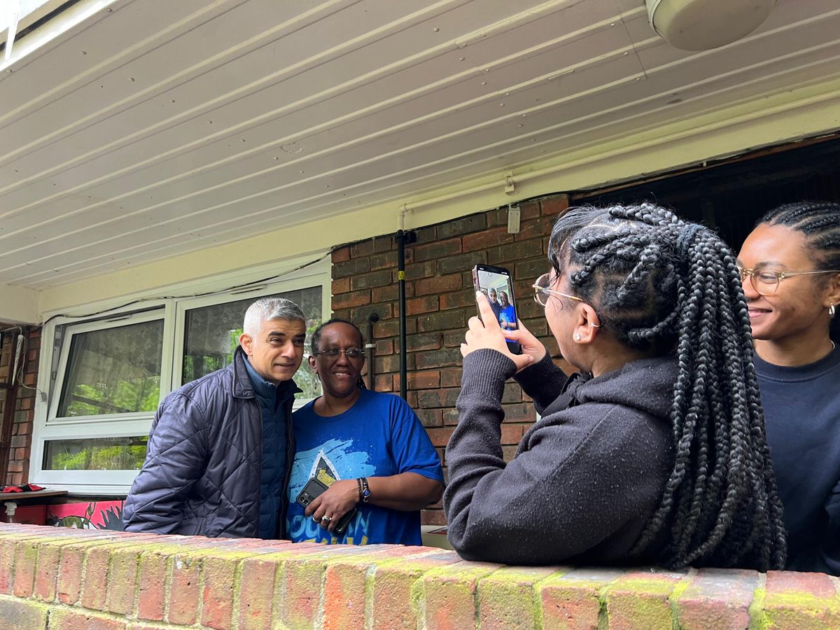 SadiqKhan's tweet photo. A vote for Labour on Thursday is a vote for:

🌹40,000 council homes
🌹6000 rent control homes
🌹1300 more police
🌹150,000 new jobs
🌹Free school meals made permanent

Great to join so many friends in Islington today. 

#LabourDoorstep #VoteLabour🌹 https://t.co/TkEun1M35K