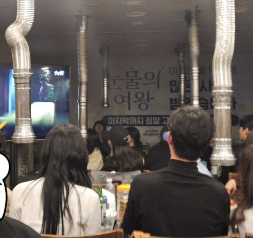 Soohyun and jiwon sitting beside each other, they're watching omg!!! #Queenoftears #QueenoftearsEp15