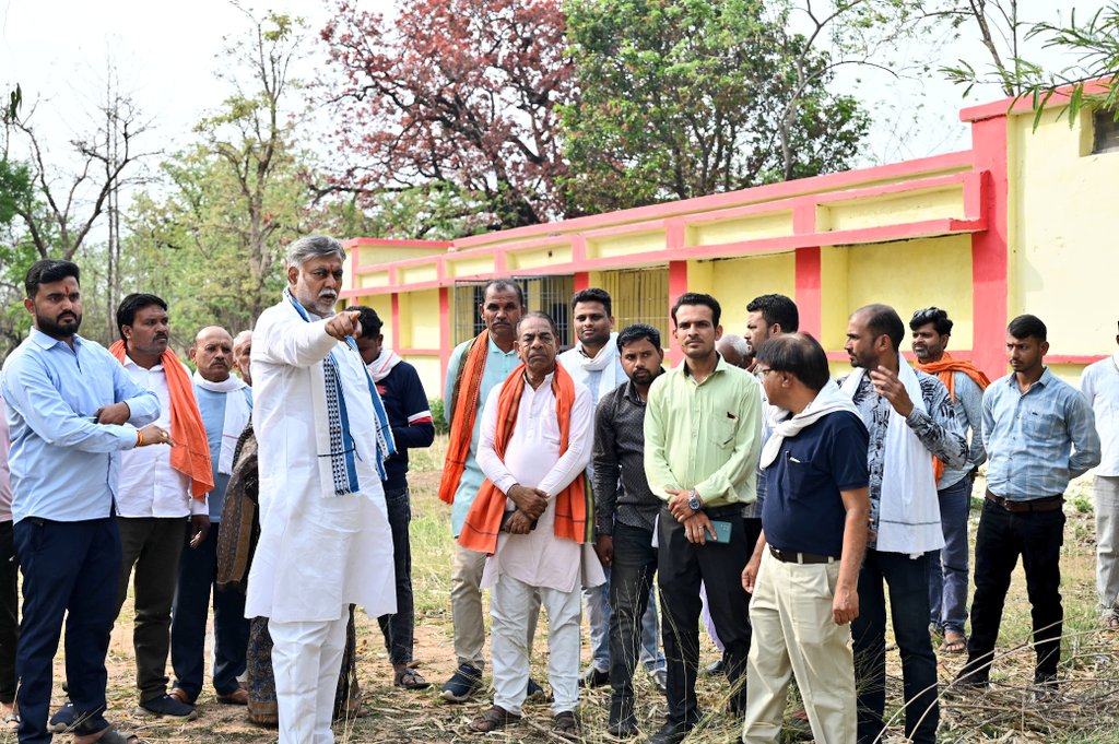 prahladspatel's tweet photo. कुछ प्रकल्प सेवा से ऊपर उठकर हमारी सांस्कृतिक चेतना का हिस्सा भी होते हैं।
गौ सेवा करना हमारे धर्म, संस्कृति और हमारी गौरवशाली परंपरा का हिस्सा हैं।
आज जबेरा ब्लॉक के गुबरा में गौशाला के भ्रमण पर आत्मीय आनंद का अनुभव हुआ।
प्रकल्प से जुड़े सभी लोगों का धन्यवाद।
@patel_pushplata https://t.co/gTHlXRUChn