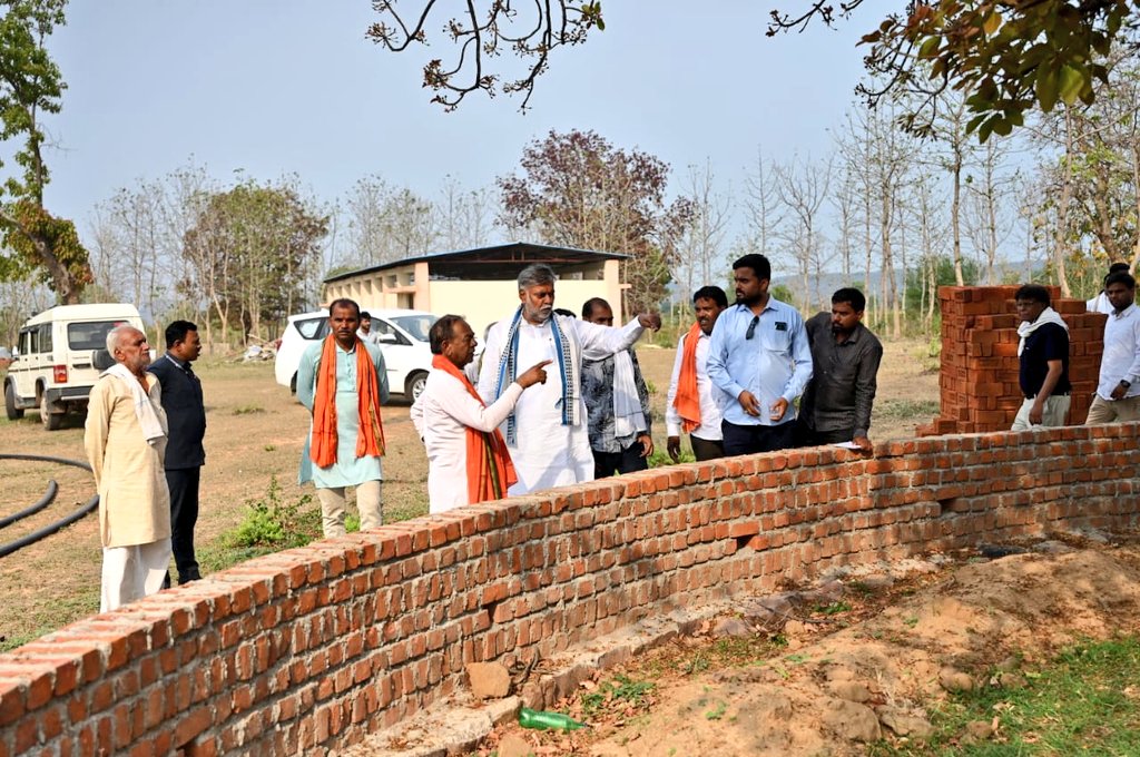 prahladspatel's tweet photo. कुछ प्रकल्प सेवा से ऊपर उठकर हमारी सांस्कृतिक चेतना का हिस्सा भी होते हैं।
गौ सेवा करना हमारे धर्म, संस्कृति और हमारी गौरवशाली परंपरा का हिस्सा हैं।
आज जबेरा ब्लॉक के गुबरा में गौशाला के भ्रमण पर आत्मीय आनंद का अनुभव हुआ।
प्रकल्प से जुड़े सभी लोगों का धन्यवाद।
@patel_pushplata https://t.co/gTHlXRUChn