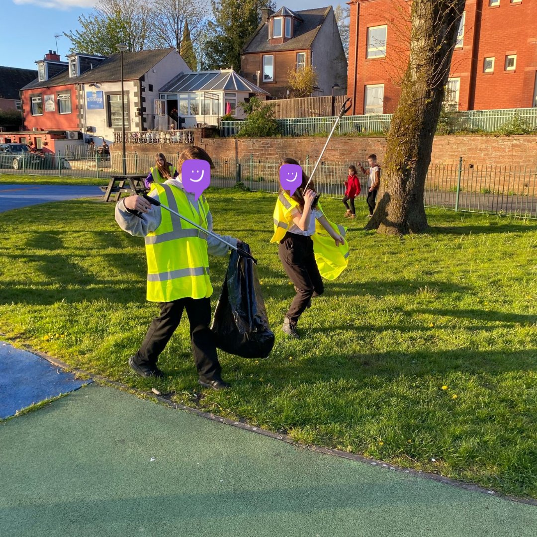 Awareness Arts gave 110% towards their #SpringCleanScotland Litter Pick! The young people went out to Dock Park and the surrounding area of Dumfries to pick up litter. They are planning to make an
art project out of this at a later date! Amazing work
👏🤩