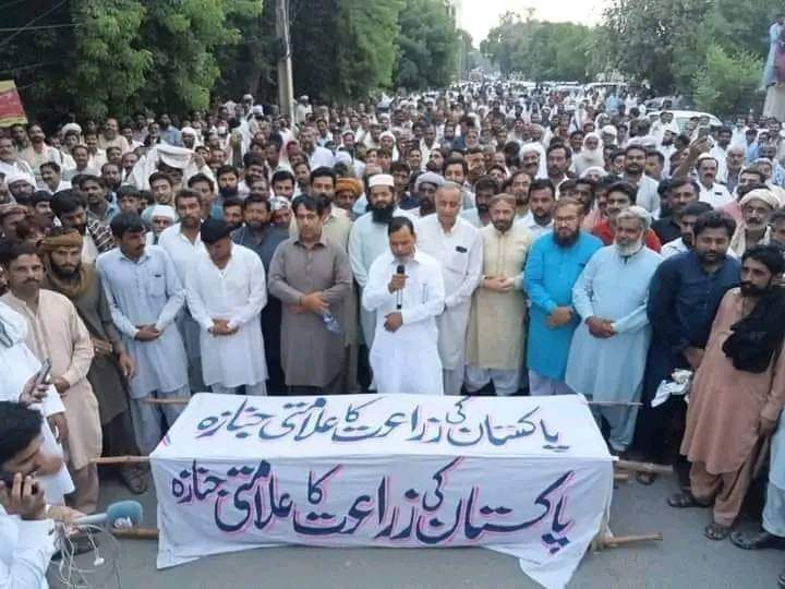 ڪمند سستو,کنڊ مھانگي،
ڪڻڪ سستي,اٽو مھانگو،
ڪپھ سستي, ڪپڙا مھانگا۔
ھاريء جي ھر شيء سستي
 ۽ صنعتڪار جي ھر شيء مھانگي.
