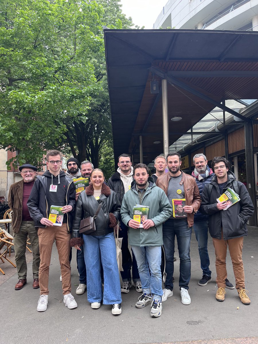 Ce matin les @socialistes31 de la section centre avec les camarades de Place Publique, nous avons #ReveillerLEurope au marché des Carmes avec un accueil on ne peut plus chaleureux 🥰 Toujours un plaisir de militer pour la liste qui va faire barrage à l’ED et à la macronie ✊