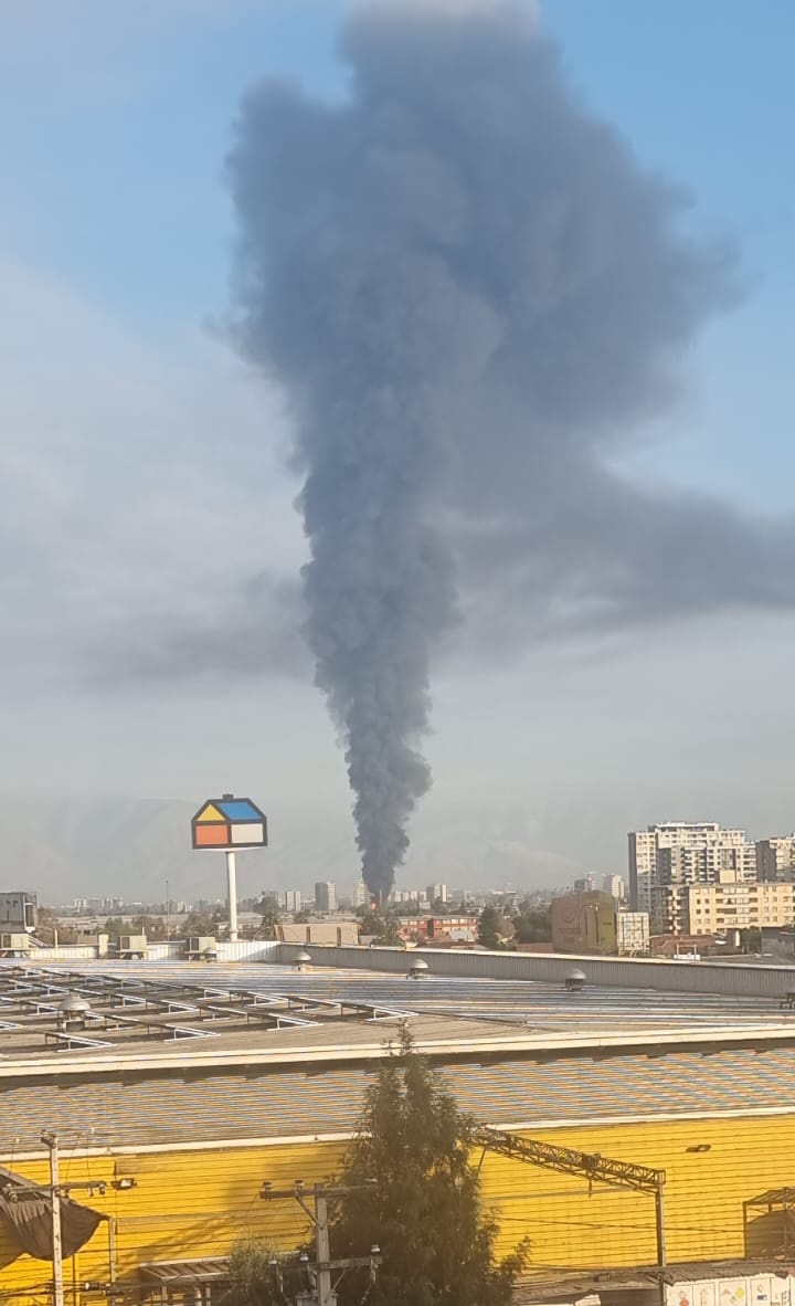 INCENDIO Av Departamental y Av Maipú. Bomberos trabajando