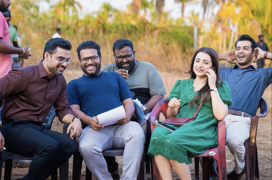 trishaoffl's tweet image. With #Identity team on the sets.

@ttovino #VinayRai @AkhilPaul_
@trishtrashers 🤎
#Trisha #Trishakrishnan
