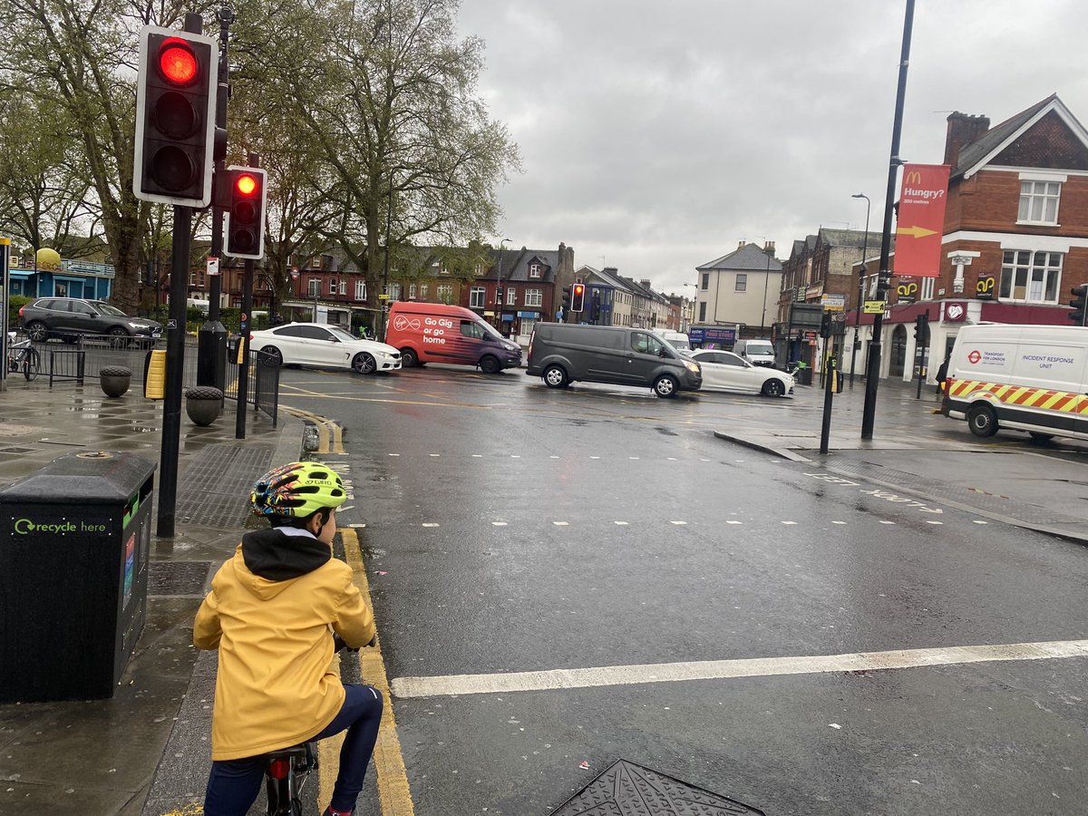 ⚠️Dangerous Junction Alert⚠️ To make active travel a viable alternative to the private vehicle, one needs to be able to get from A-B safely. The majority of journeys are great, it’s just unsafe junction & roads like this by Green Lanes👇which I believe put people off. 🚲🚶‍♀️🛴