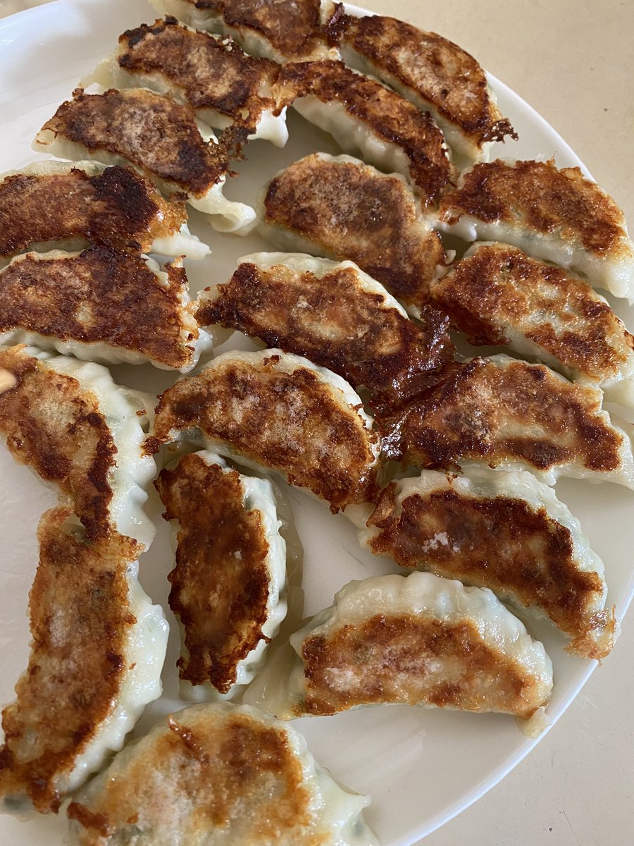 近所のスーパーに餃子の皮売ってたので、久しぶり作った🥟