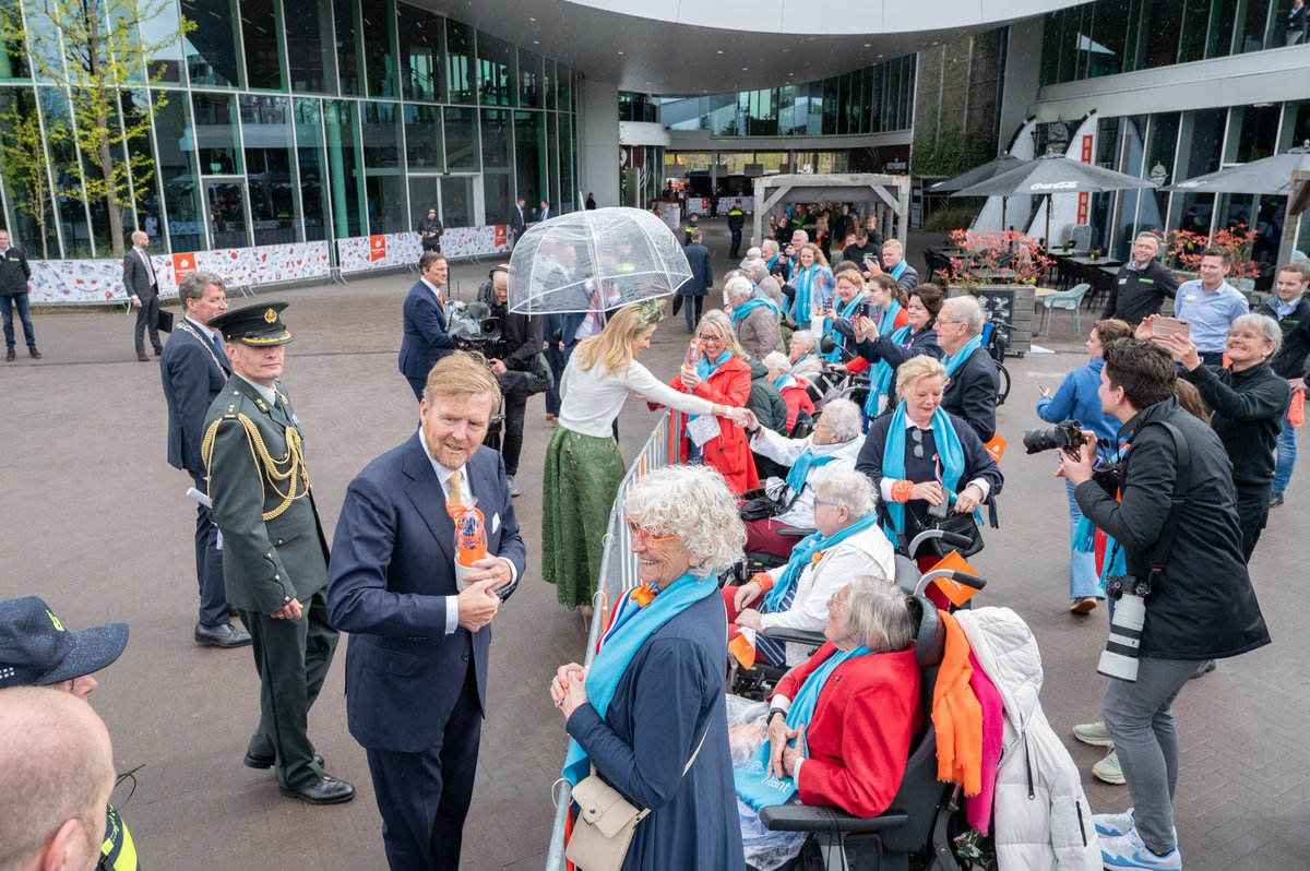 Wat was dat een bijzonder bezoek! Zie je hoe de koninklijke familie geniet van het theaterspektakel dat werd opgevoerd op het Mondiala Plein? Verderop bij de inwoners van woonwijkcentrum Holdert en de medewerkers van #WILDLANDS werd tijd gemaakt voor een praatje, selfie en grapje