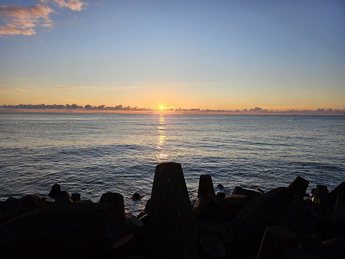 Lovely sunrise in #eastlothian this morning. Stunning! #wentbacktobed