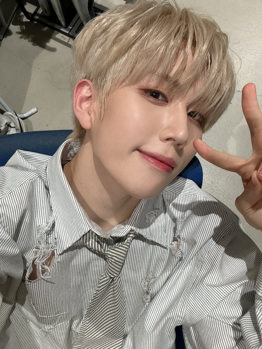 BAE173_member's tweet photo. [#영서]

엘스!! 행복한 주말 보내요
나는 엘스 덕분에 행복한 하루였어요 😉🫶

#BAE173 #비에이이173 
#YOUNGSEO https://t.co/JJH0lMwwzo