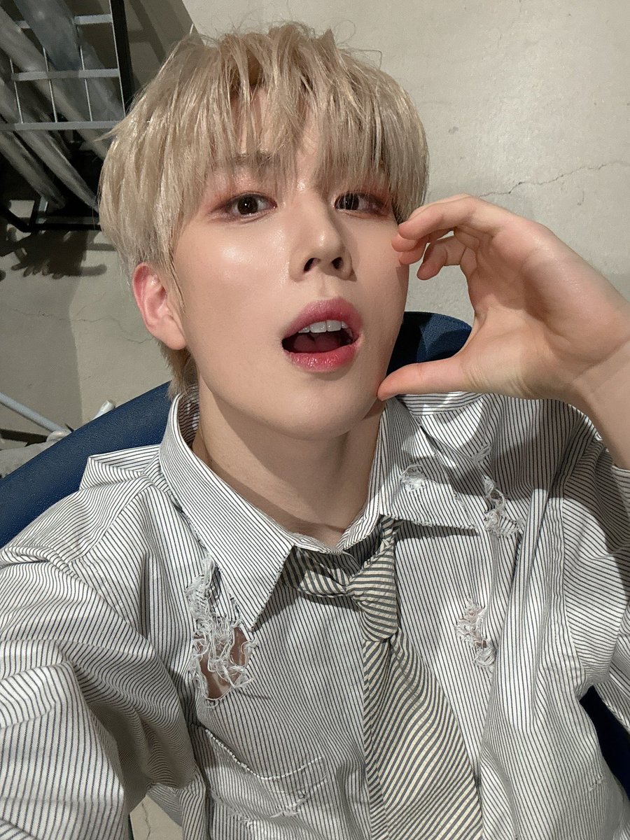 BAE173_member's tweet photo. [#영서]

엘스!! 행복한 주말 보내요
나는 엘스 덕분에 행복한 하루였어요 😉🫶

#BAE173 #비에이이173 
#YOUNGSEO https://t.co/JJH0lMwwzo