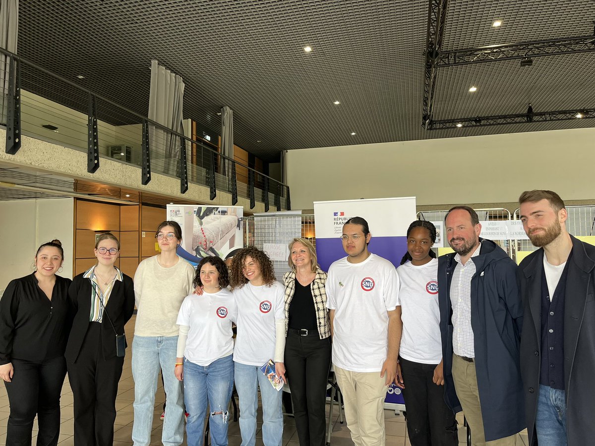 IA_DAASEN_78's tweet photo. 1er Forum de l'#engagement initié par 2 élues du #CVL @LeCorbusier67 @villepoissy qui se sont vues remettre ce matin le 1er prix départemental de l'éducation citoyenne par l'Association nationale des Membres de l'Ordre du Mérite. Initiative accompagnée par #DAVL @acversailles https://t.co/ypn16te2A3