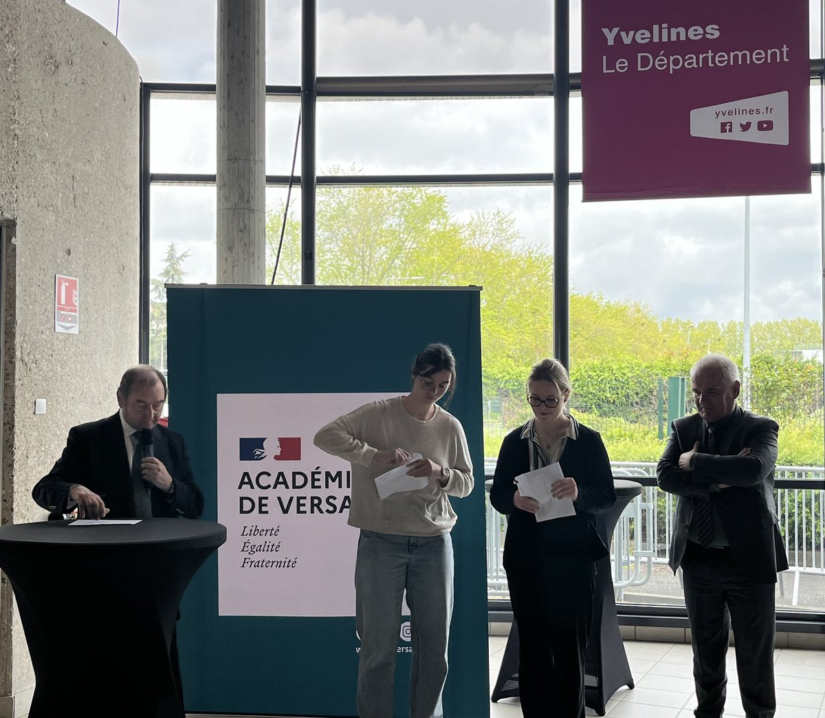 IA_DAASEN_78's tweet photo. 1er Forum de l'#engagement initié par 2 élues du #CVL @LeCorbusier67 @villepoissy qui se sont vues remettre ce matin le 1er prix départemental de l'éducation citoyenne par l'Association nationale des Membres de l'Ordre du Mérite. Initiative accompagnée par #DAVL @acversailles https://t.co/ypn16te2A3