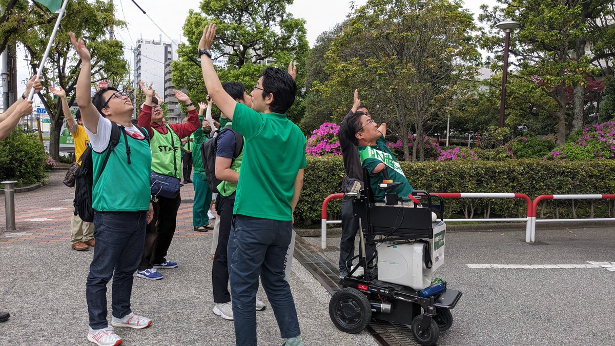 今日は、一日江東区内を練り歩き。
多くの人がマンションのベランダから顔を出して、乙武に手を振ってくれました！
これには本人も感激。少し涙を浮かべていました🥹
