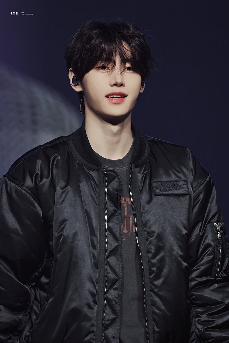 viraltakes's tweet photo. Sunghoon looks gorgeous at ENHYPEN's ‘FATE PLUS’ Tour. https://t.co/bmpNVD7DIA