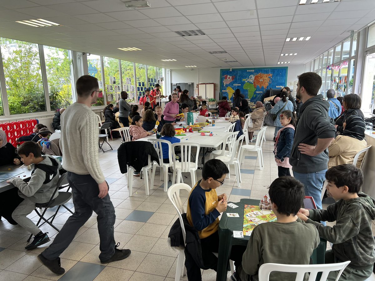 C’est la fête au quartier de l’aumône à Gennevilliers et à l’abris de la pluie.