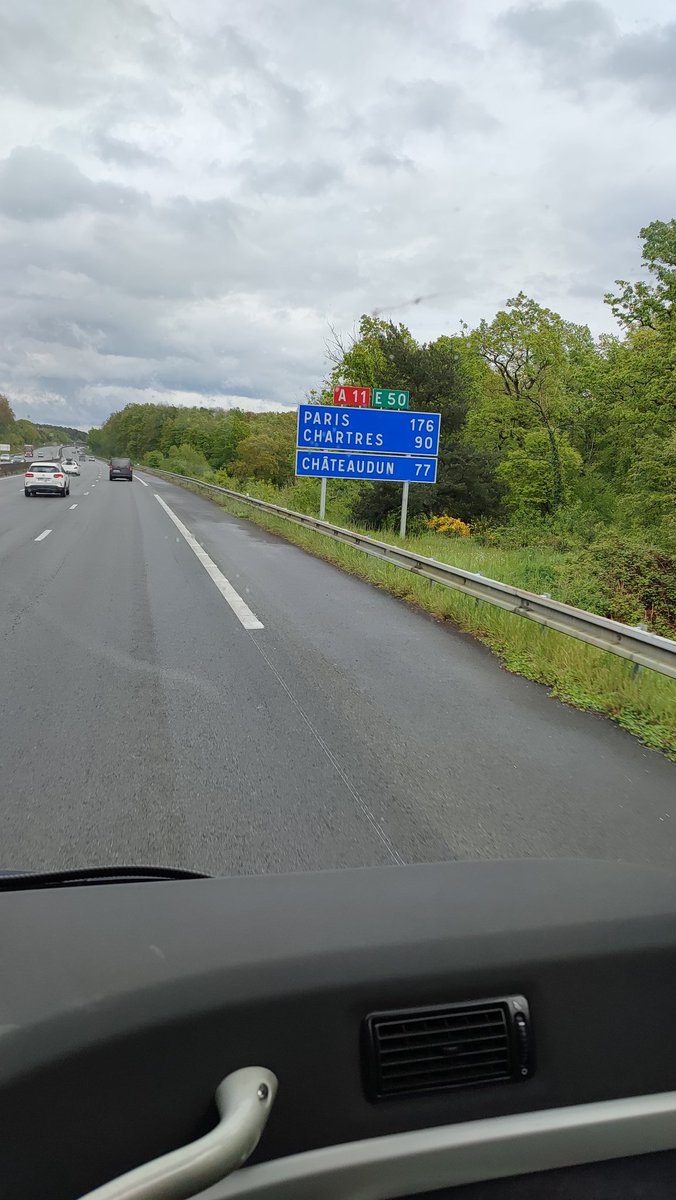 ALLEZ_SCO's tweet photo. Paris, on arrive 💪⚫⚪

@ParisFC 🆚 @AngersSCO

#PFCSCO
#TousÀParis #AllezSCO #AngersSCO https://t.co/XUGXMsDjWO