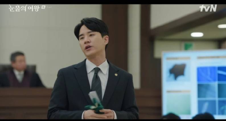 kdrama_menfess's tweet photo. •kdm• ⚠️ Queen Of Tears 🔥

Pengacara perceraian bisa, pengacara tuduhan palsu bisa. Sekarang jadi pengacara tindak kriminal 

Multitalent sekali pengacara lulusan SNU ini 😍
https://t.co/2eJy78G3az