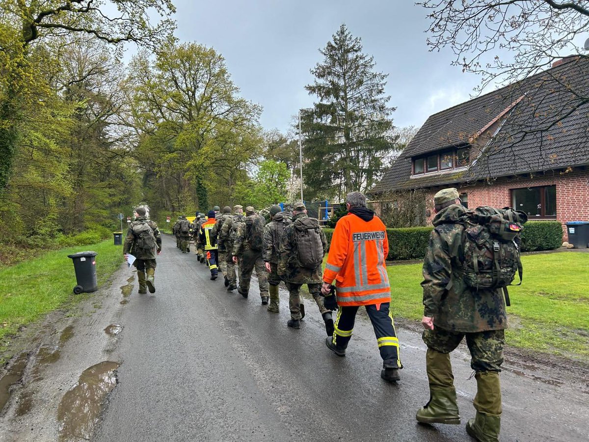 Auch heute unterstützen 450 Soldatinnen und Soldaten der @bundeswehrInfo bei der Suche nach dem vermissten #Arian. Zudem kommen weiterhin Drohnen und #SAR-Hubschrauber in der #Amtshilfe zum Einsatz, um das Kind zu finden.