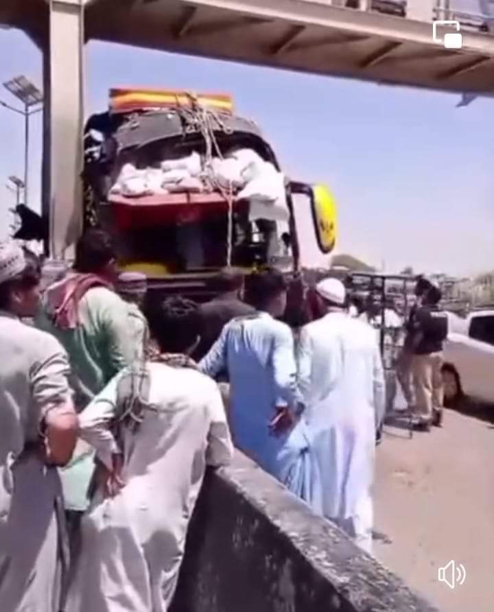 پشاور کان ڪراچي ايندڙ گاڏي سبزي منڊي ڪراچي ويجھو پل جي پول سان ٽڪرائجي وئي اڳيون حصو تباھ 
اصل حيران ڪندڙ ڳالھ اھا آھي ته اڳئين حصي ۾ رکيل منشيات ظاھر ٿي پئي  ھاڻي ھي ته قدرتي حادثو ٿيو خبر ناھي ڪيتريون گاڏيون روزانو منشيات اسمگل ڪري سنڌ ۾ داخل ٿين ٿيون ادارن جي ڪارڪردگيء تي نشان