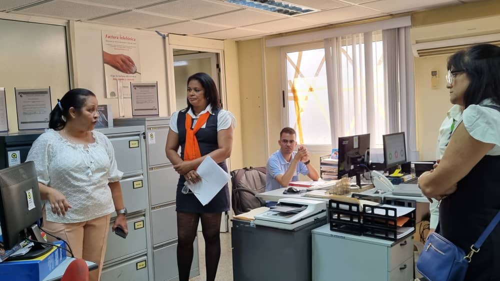 Como parte del recorrido por #Mayabeque visité la oficina comercial de <a href="/ETECSA_Cuba/">ETECSA</a> en el municipio cabecera. Conversé con los trabajadores y la población sobre los servicios de la empresa, el uso de #Transfermóvil y su #MonederoMóvil. #PorCubaJuntosCreamos