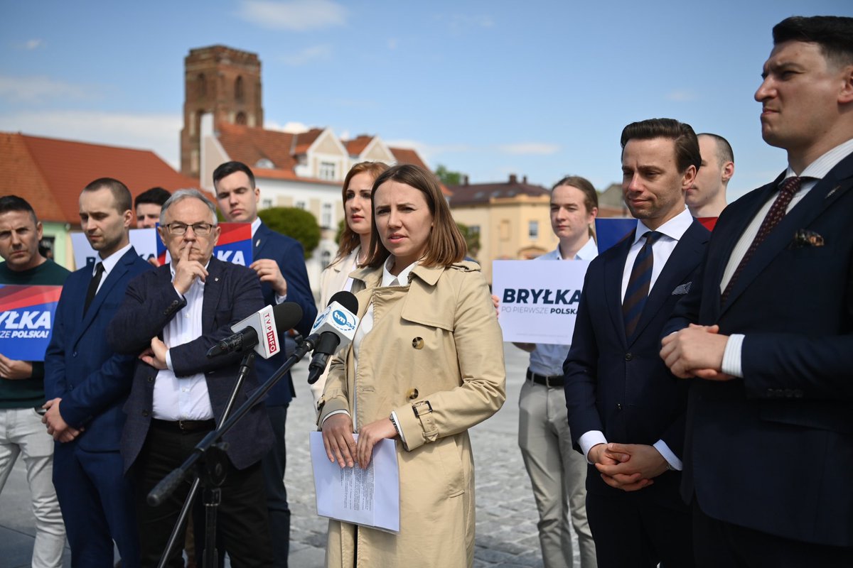 annabrylka's tweet photo. #Gostyń dziękujemy za świetne spotkanie! 

#PoPierwszePolska🇵🇱 https://t.co/LK2RAQd0fT