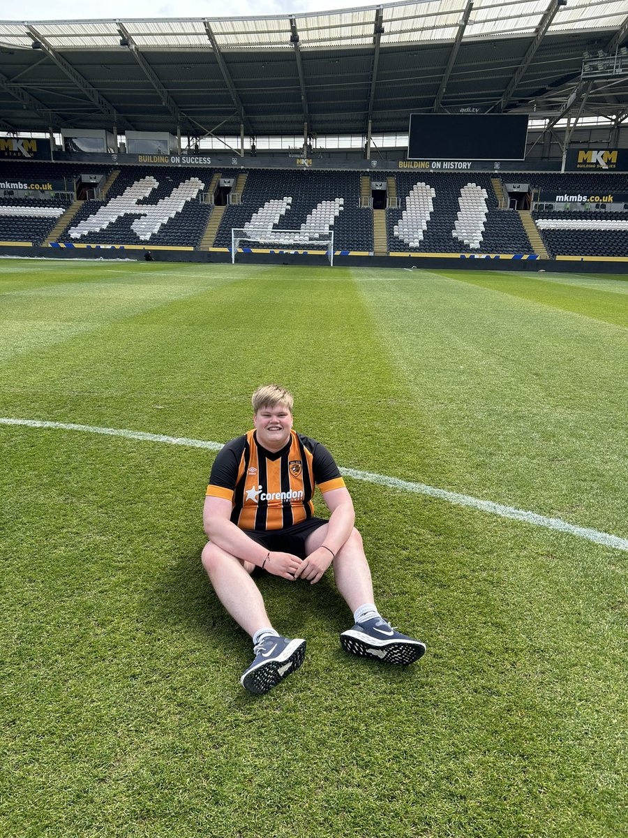 Thehullboy1's tweet photo. Genuinely a dream come true. Day 27 Completed of a mile run every day this month for mental health. Thank you so much @HullCity for inviting me to do my run around the pitch. What a club- a boyhood dream!! Perseverance and a positive mindset is key in life! You are not alone ❤️ https://t.co/c2Giiil8yO