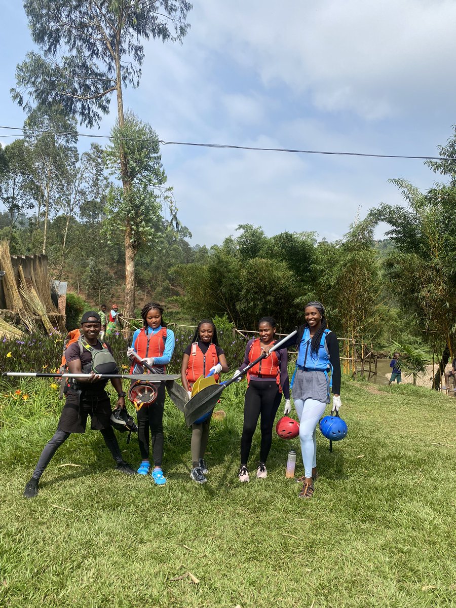 We used canoes to collect litter from Mukungwa river. It’s always a pleasure to be joined by the locals in saving our lovely planet and keeping Rwanda green. We can’t wait for our next #umuganda in May! #earthday2024 #kingfisherjourneys #Sustainability