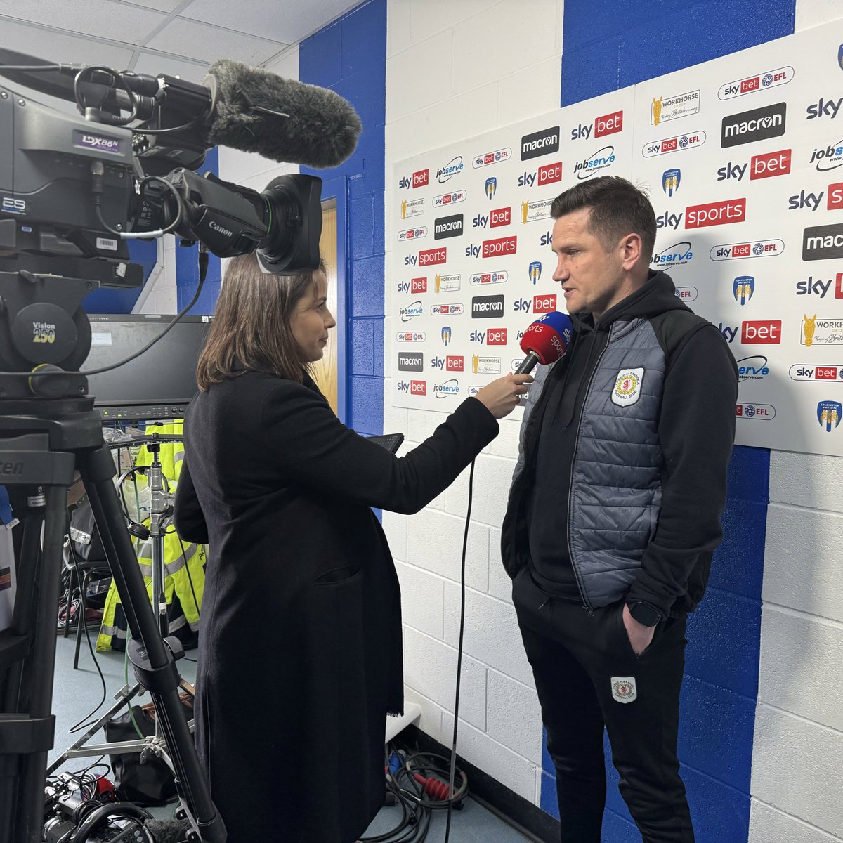 The boss completing his pre-match interview with Sky Sports 🎙️

#CreweAlex