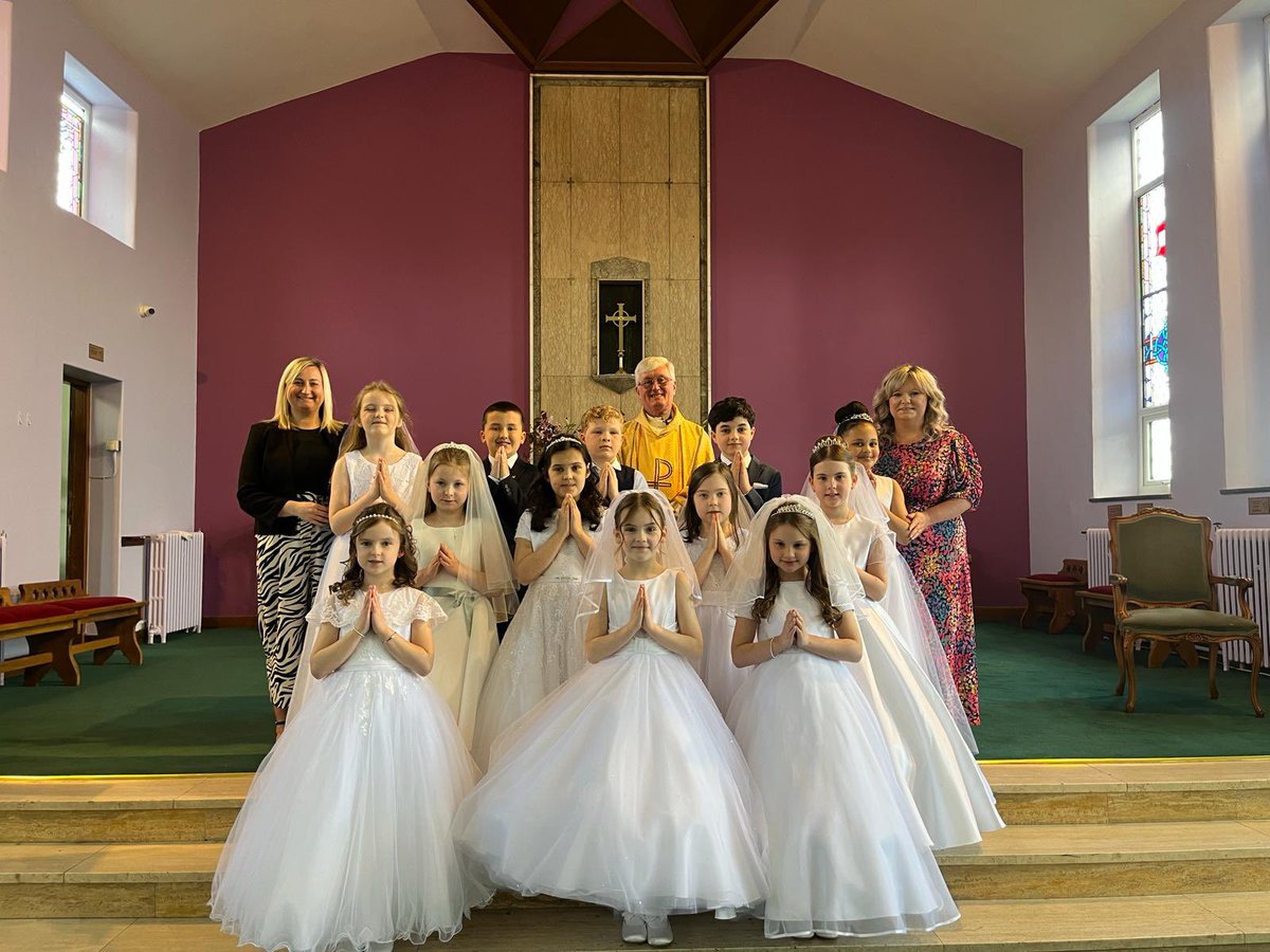 MrsGibbonOLA's tweet photo. Congratulations to our wonderful Primary 4s who received the Sacrament of Holy Communion for the first time today. You made us all so proud  ❤️❤️❤️ @OLAPrimaryGlas  @MrsNisbetOLA https://t.co/4xK8J9LUx5