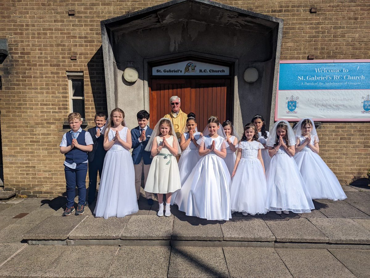 MrsGibbonOLA's tweet photo. Congratulations to our wonderful Primary 4s who received the Sacrament of Holy Communion for the first time today. You made us all so proud  ❤️❤️❤️ @OLAPrimaryGlas  @MrsNisbetOLA https://t.co/4xK8J9LUx5