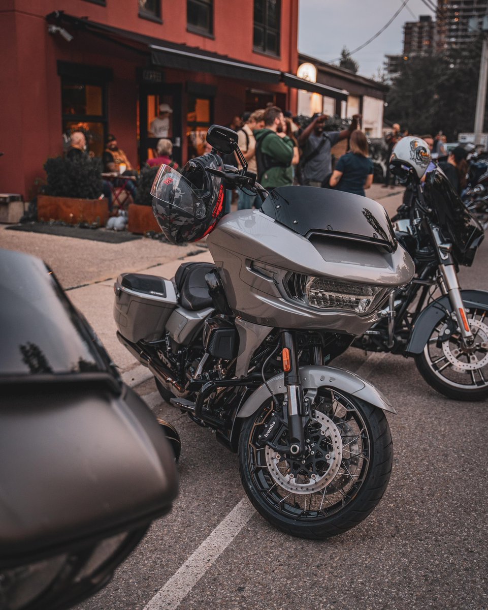 Who else is itching for those warm summer nights, hanging out with your buds? 👋

📷: IG/ through.the.eyes.of.belfast

#HarleyDavidson #HarleyCanada #RoadGlide