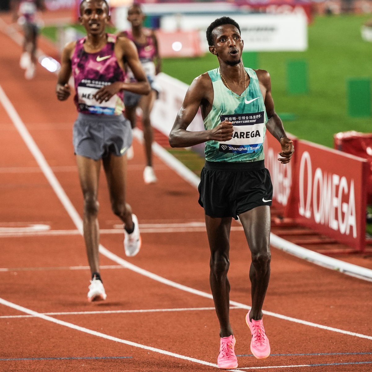 WorldAthletics's tweet photo. Solid start of the season 🙌
🇪🇹's Olympic 10,000m champ Selemon Barega cruises to the 5000m win in Suzhou with a 12:55.68 meet record.
📸 @lukehowardtri
#DiamondLeague https://t.co/4OBW8p9swW