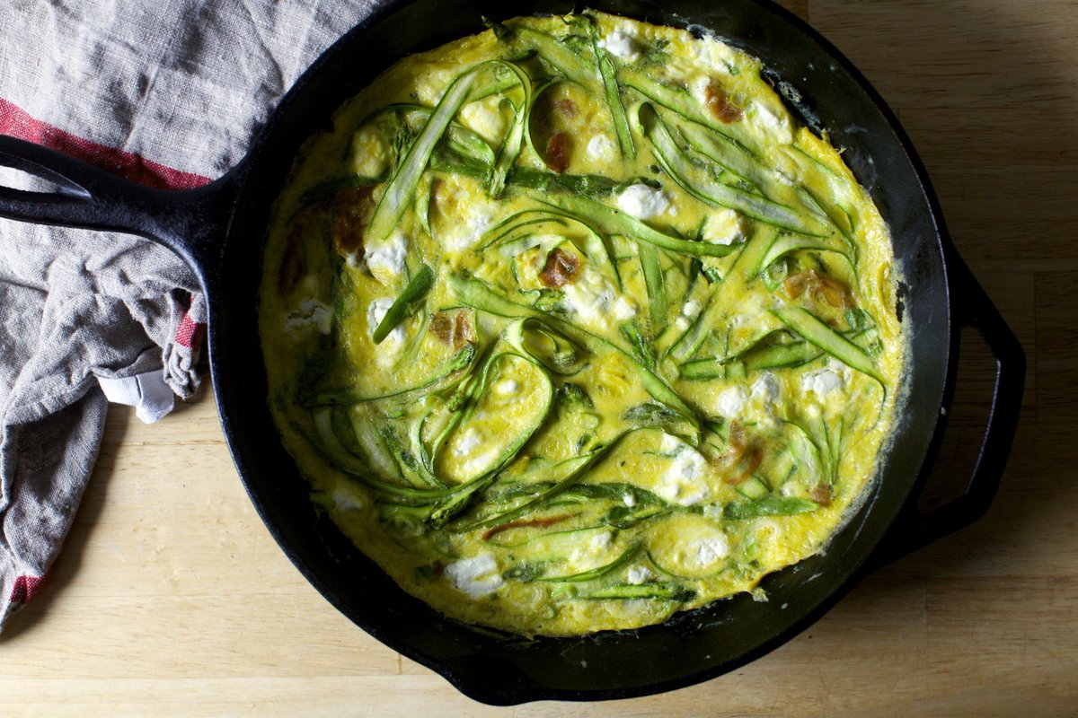 Ribboned asparagus (requires no trimming or parcooking), crumbled goat cheese (requires no grating) and optional crisped (in the final skillet) prosciutto make a quick spring frittata so easy, you’ll want it again tomorrow. smittenkitchen.com/2016/04/shaved…