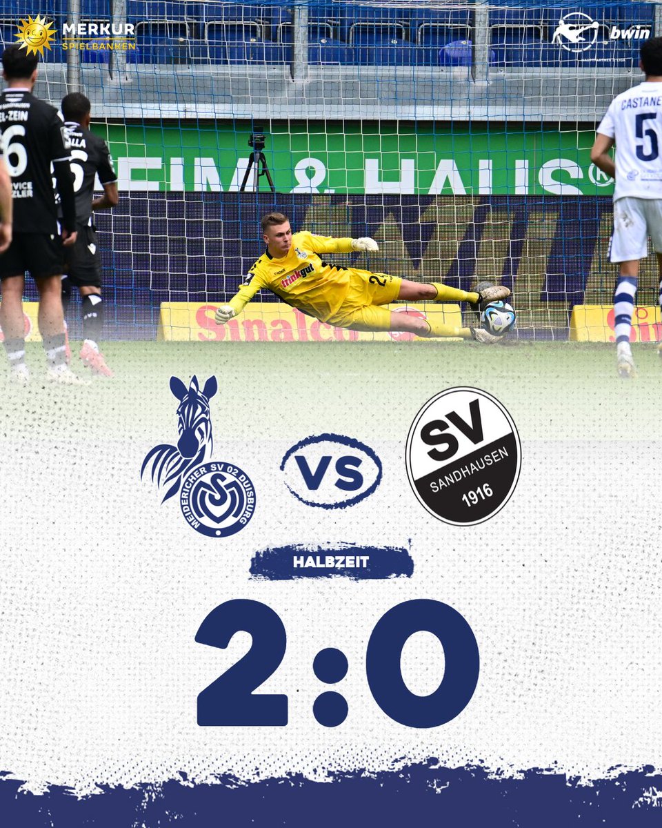 MSVDuisburg's tweet photo. 45' +2 Halbzeitführung. Eine ereignisreiche erste Hälfte: #Mühling vergibt vom Punkt (22.), ehe Alex #Esswein den #MSV-Elfer verwandelt (29.). Kurz darauf kommt Benny #Girth (32.) zum ersten Saisontreffer. Wahnsinn!
2:0 | #MSVSVS #WeilDUesBist #3Liga https://t.co/dzQvDqksqt