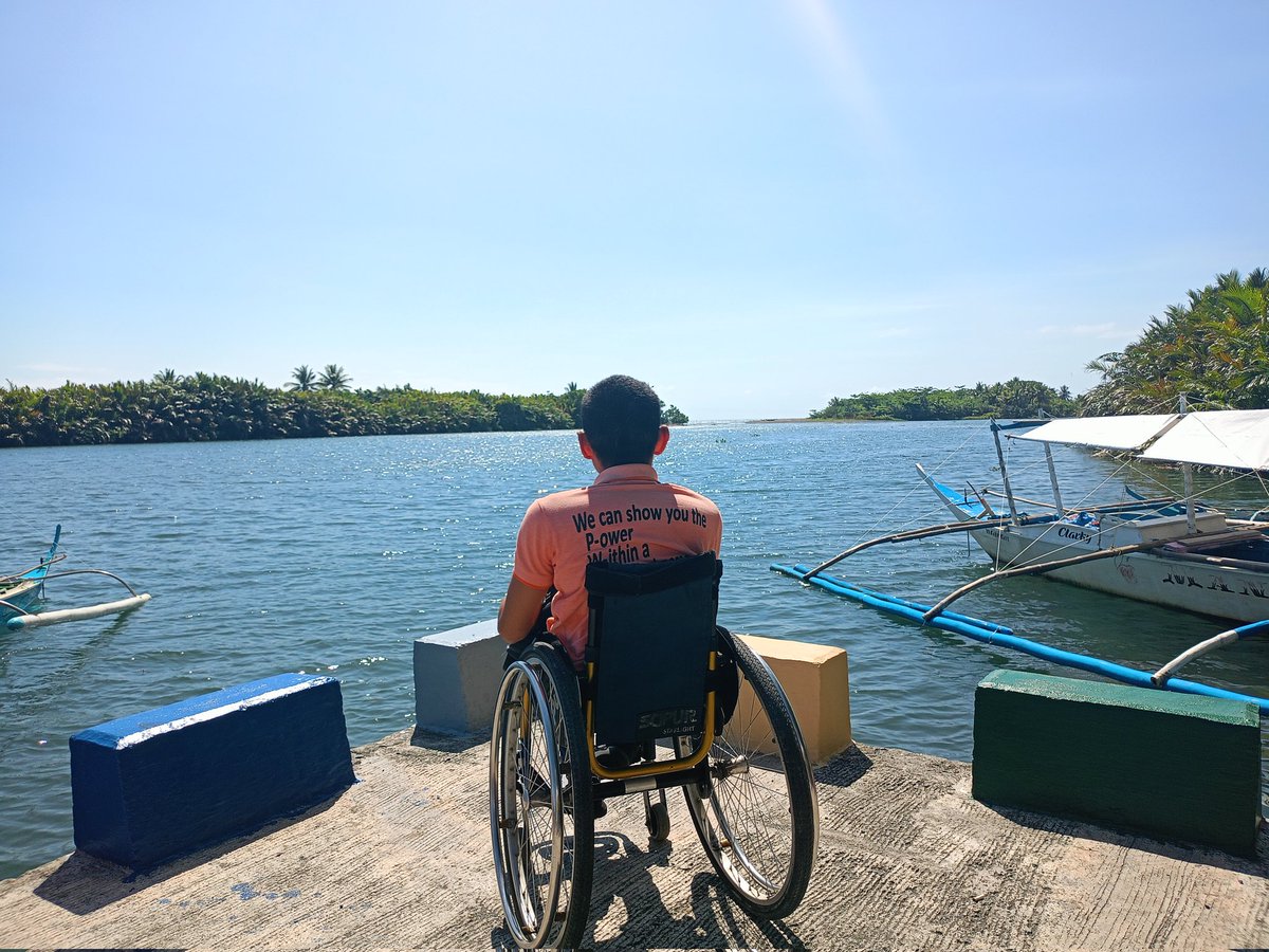 TypoWrites's tweet photo. Tanaw ko ang pag-asa
sa kamay ng liwanag,
sa lawak ng mundo
at sa kaniyang rilag.

Malayo pa
subalit malayo na,
hadlang man ang pagsubok
alam kong hindi nag-iisa.

Maalon man ang karagatan,
sa kalagitnaan,
sa dulo, sa pangpang
ay banayad kong makakamtan
ang tagumpay.

—TW https://t.co/RECtQTIB4C