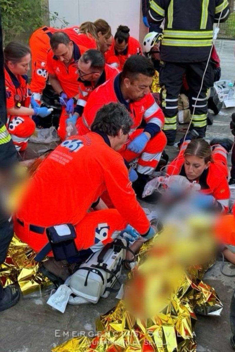 fayusob's tweet photo. Amplio despliegue de dispositivos de Emergencías Sanitarias en un incendio en Sevilla. 4 pacientes en PCR reanimados y 2 pacientes graves. Desplegados cuatro equipos de Emergencias 061, 1 ECA, 1 EM y el Vehículo de Apoyo logístico. Trabajando en perfecta coordinación con @bomberossevilla @policia_sevilla  @saludand