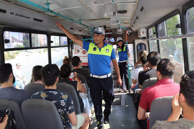 Adana Büyükşehir Belediyesi Otobüs Şube Müdürlüğü yetkililerinden alınan bilgiye göre Adana'da toplu taşımalarda klima açma zorunluğu 1 Mayıs itibariyle başlıyor! Klimaların 08.00 - 20.00 saatleri arasında zorunlu olarak açık olacağı tahmin ediliyor.