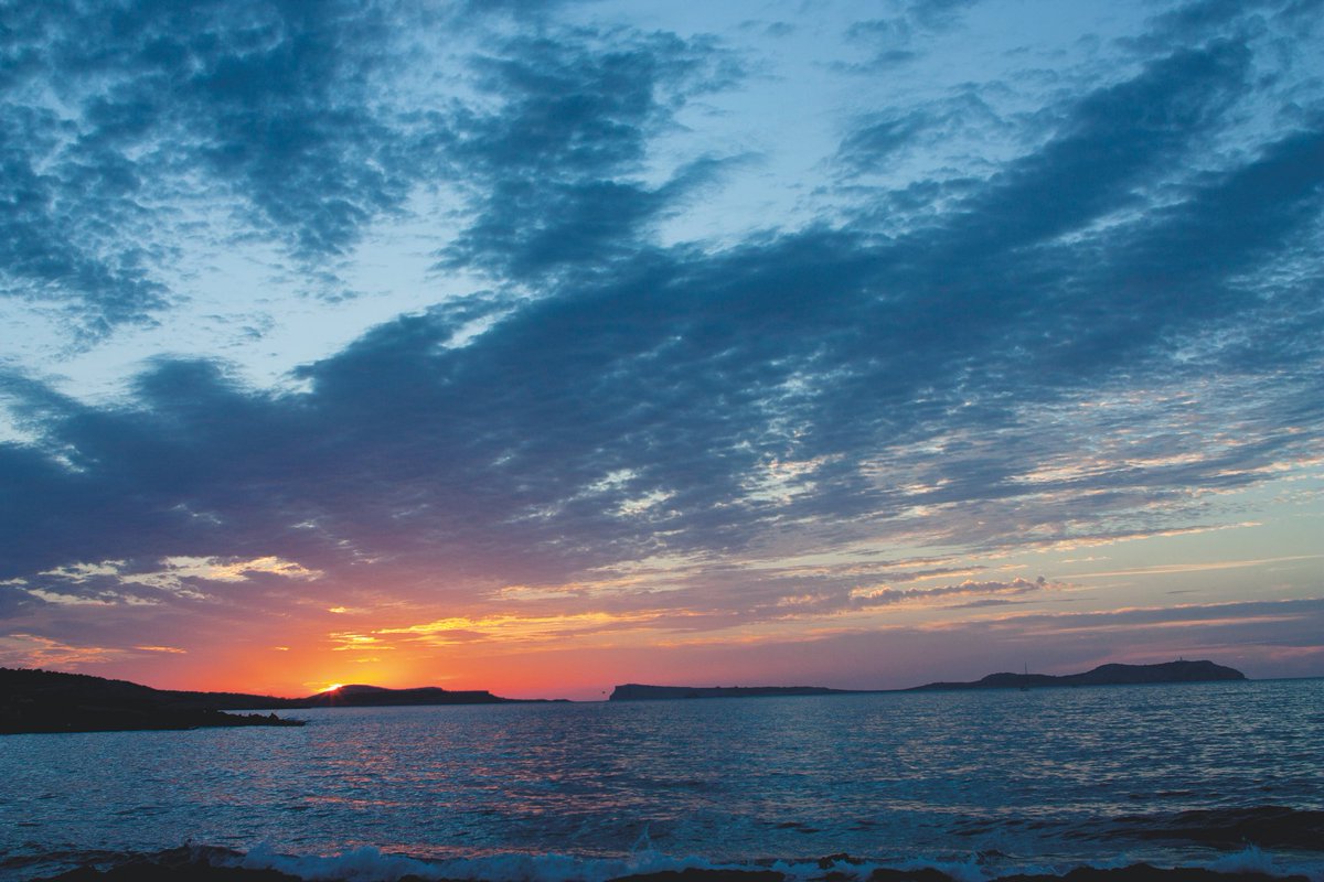 🌅 Puesta de sol desde Sa Collinera ✨ 📸 Algunos lugares de #Ibiza no se explican, se viven. . . 🌅 Posta de sol des de Sa Collinera ✨ 📸 Alguns llocs de #Eivissa no s’expliquen, es viuen. #shooting #IbizaFilmCommission #film