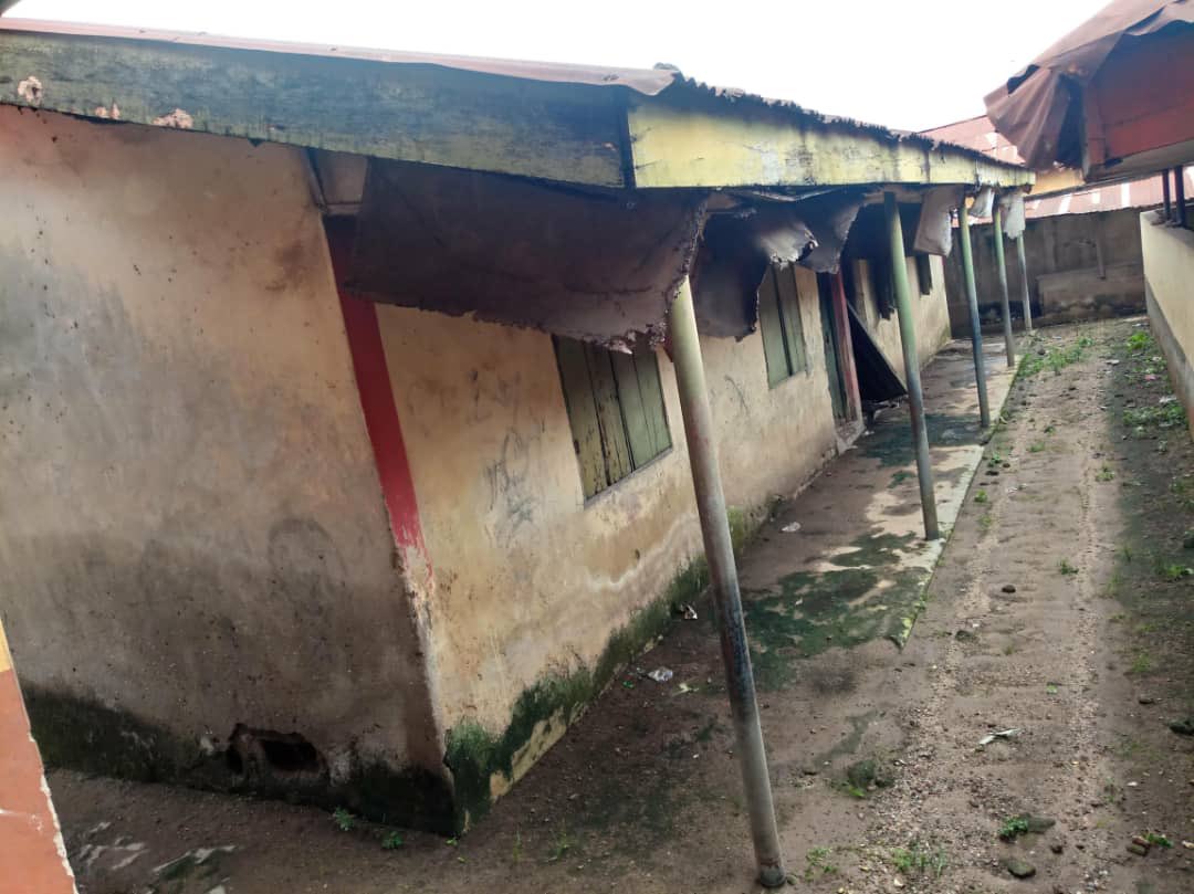 Heard this is the present state of a public school in Lagos. Many more shanty schools are littered all over the mega city. We are yet to see any public school @PeterObi left in such dilapidated state while in office as governor of Anambra.
#TinubuLagosRoadSeries
#peterobi