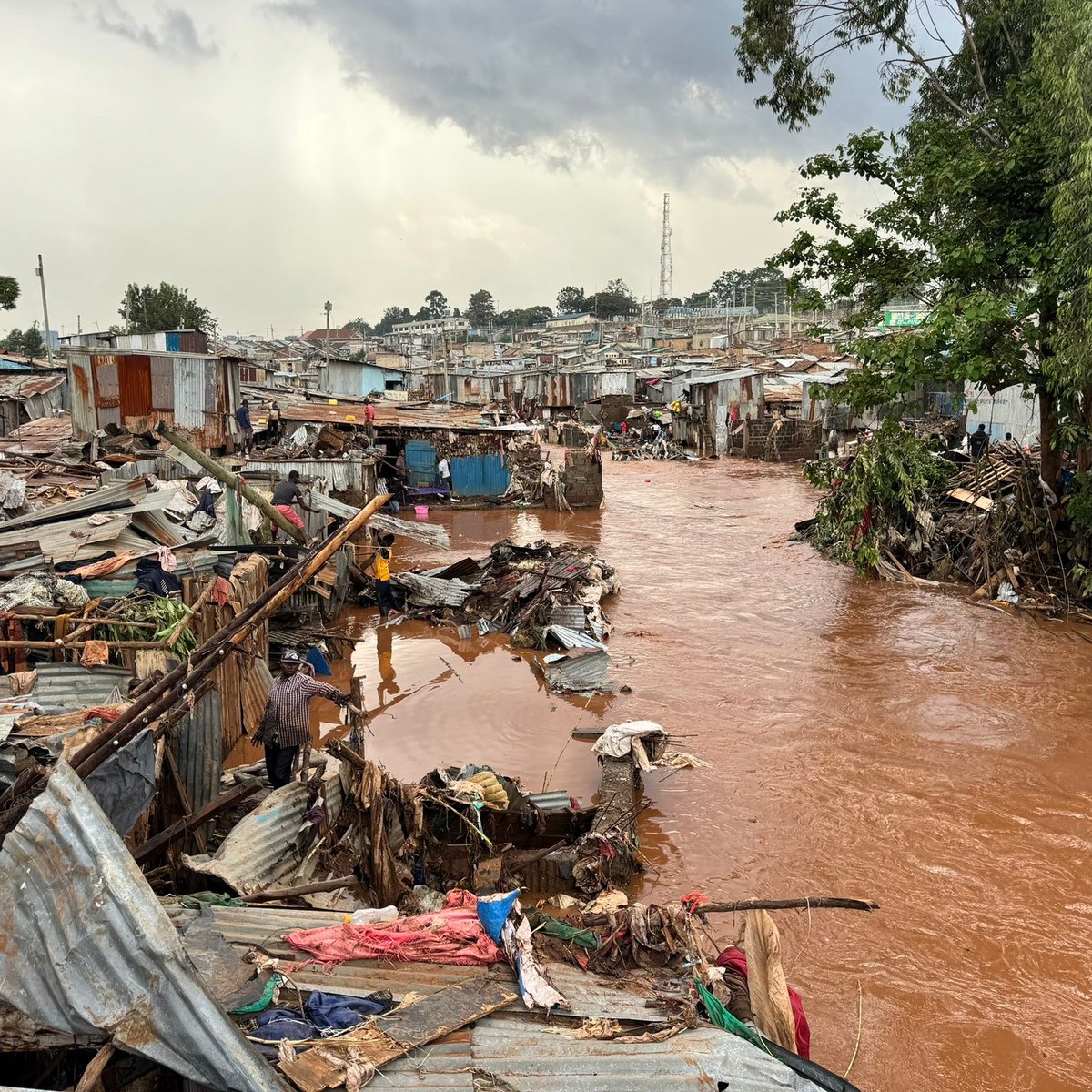 _movebeyond's tweet image. Amidst the current heavy rainfall and flooding:

Stay vigilant by monitoring weather updates and official advisories.

Avoid crossing flooded areas, whether on foot or in vehicles.

 Regularly check and clear gutters and drainage systems to prevent blockages.
