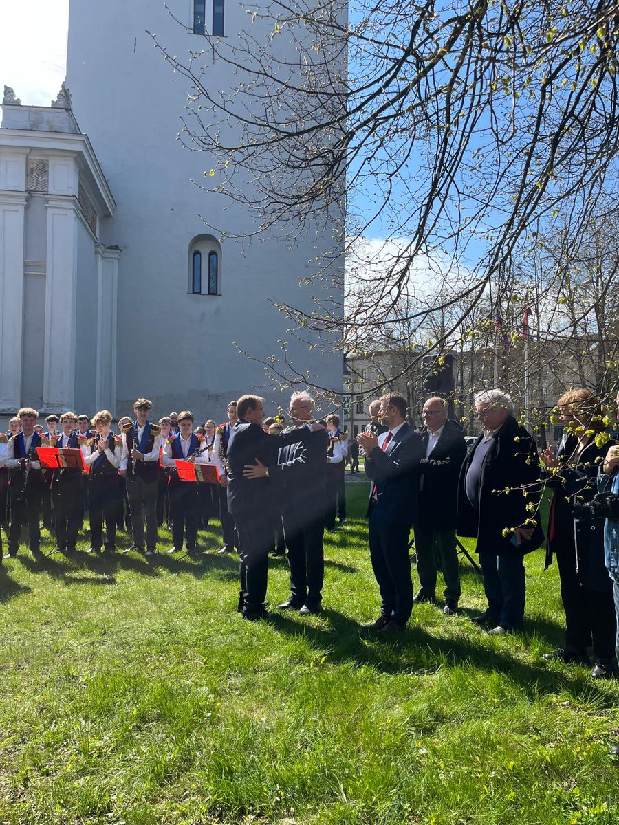 villederueil's tweet photo. Monsieur le Maire @patrick_ollier a inauguré aux côtés de Andris Rāviņš Maire de @Jelgava notre ville jumelle en Lettonie un magnifique portail offert par la ville . 
Une véritable œuvre de ferronnerie réalisée par les agents des ateliers municipaux de Rueil. https://t.co/GcwPKgYnaa