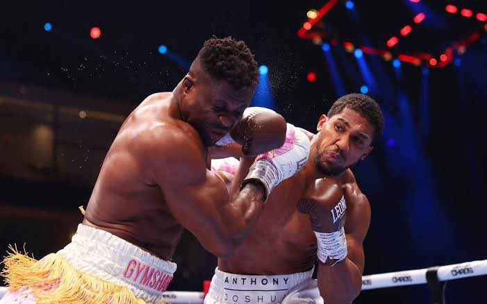 Anthony “AJ” Joshua 18 Mayıs’ta Oleksandr Usyk’in Tyson Fury’yi geçeceğini düşünüyor.

“Usyk ile dövüştüm, bu nedenle sadece onunla (Usyk) yaşadıklarım hakkında yorum yapabilirim. Olağanüstü bir dövüşçü. Ben onun çok iyi iş çıkartacağını düşünüyorum.”