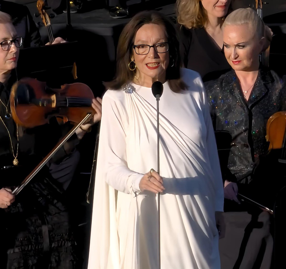 Direct : Nana Mouskouri interprète la « Marseillaise » à Athène pour l’arrivée de la flamme olympique. La cérémonie est présentée par Nikos Aliagas.
⬇ ⬇ Voir la vidéo et l'article complet dans le premier commentaire ⬇ ⬇
#NanaMouskouri #SuisNous